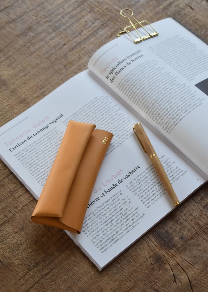 【眼镜方包/笔袋】植鞣皮革/经典焦糖色/定制化烫印名字 - 眼镜盒/眼镜布 - 真皮 卡其色