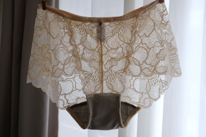 闪耀之吻・银纤维抗菌系列・法式蕾丝中腰平口裤・台湾制 - 女士内衣裤 - 尼龙 卡其色
