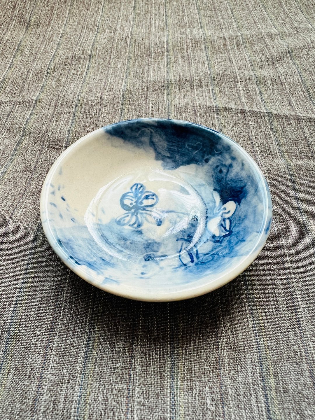 花絮之八   青花手绘陶  直径8.7 * H 2cm - 盘子/餐盘/盘架 - 陶 