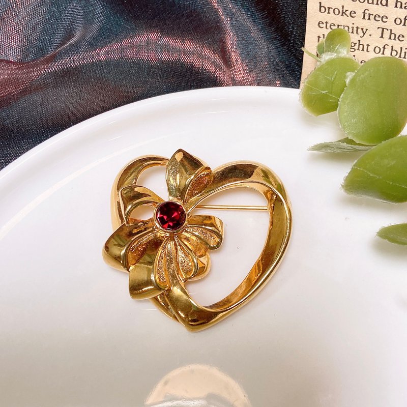 【西洋古董饰品】精美曲面爱心 蝴蝶结绑带小花 红莱茵石胸章胸针 - 胸针 - 贵金属 金色