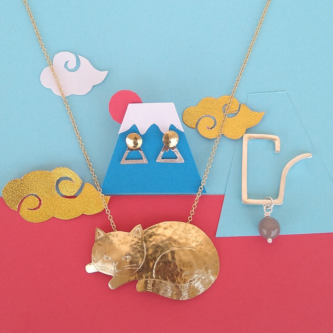 New Year Lucky Bag 2023 Cat Necklace and Mt.Fuji Earrings or Torii Ear Cuffs - 耳环/耳夹 - 铜/黄铜 金色