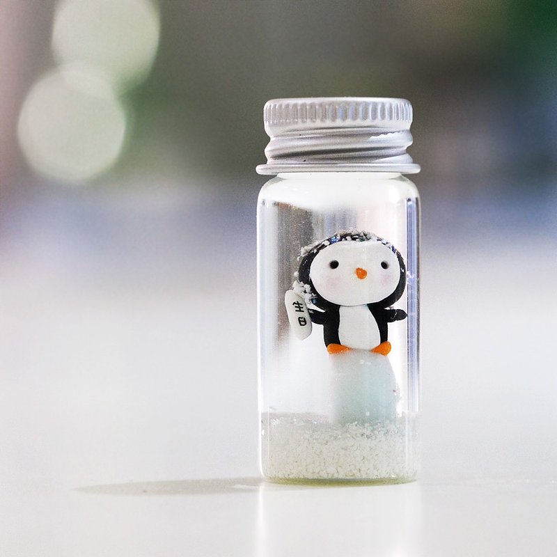 雪地冰山软陶小企鹅雪花水晶球米雕钥匙圈【定制化】可代写卡片 - 钥匙链/钥匙包 - 玻璃 多色