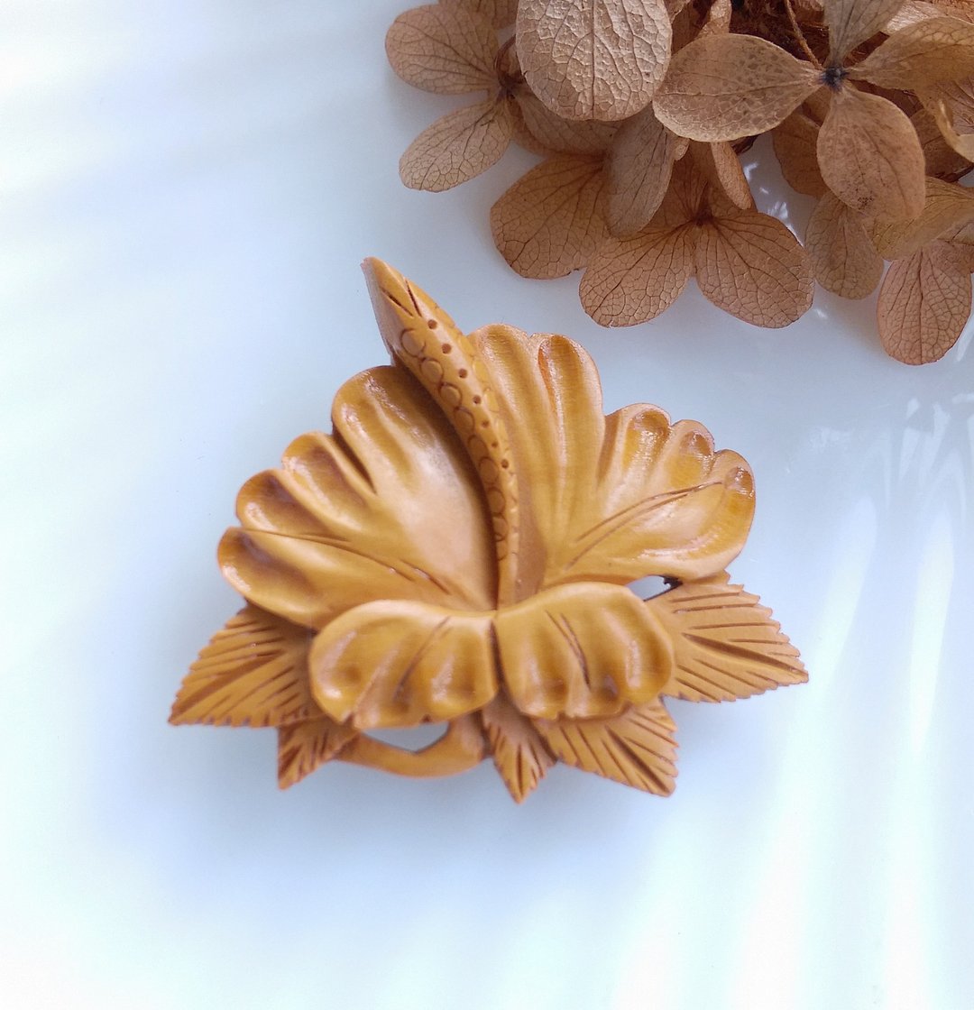 Vintage Jewelry 西洋古董饰品 立体 木制浮雕 扶桑花 朱槿 别针 - 徽章/别针 - 其他金属 金色