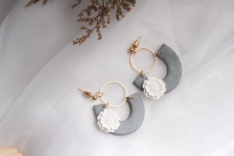 Handmade Dry Pressed Flower Resin Earrings, Real Flower Jewelry - 耳环/耳夹 - 植物．花 灰色