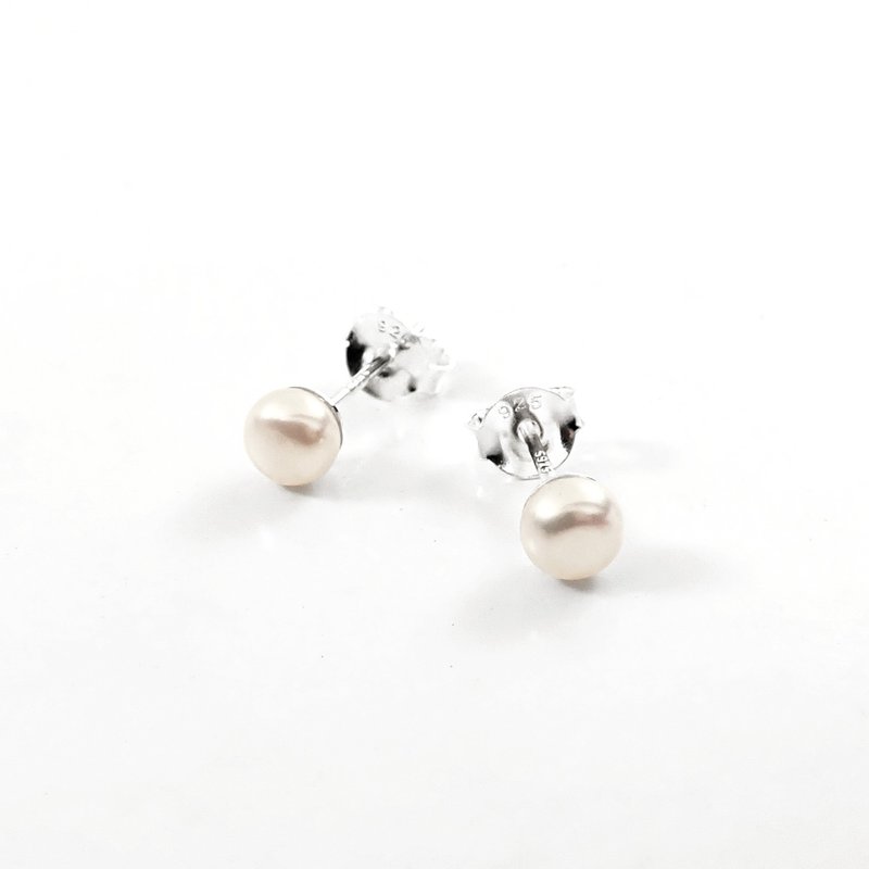 极简 | 4.5-5mm天然扁圆馒头型淡水珍珠纯银耳环.象牙白色 - 耳环/耳夹 - 珍珠 白色
