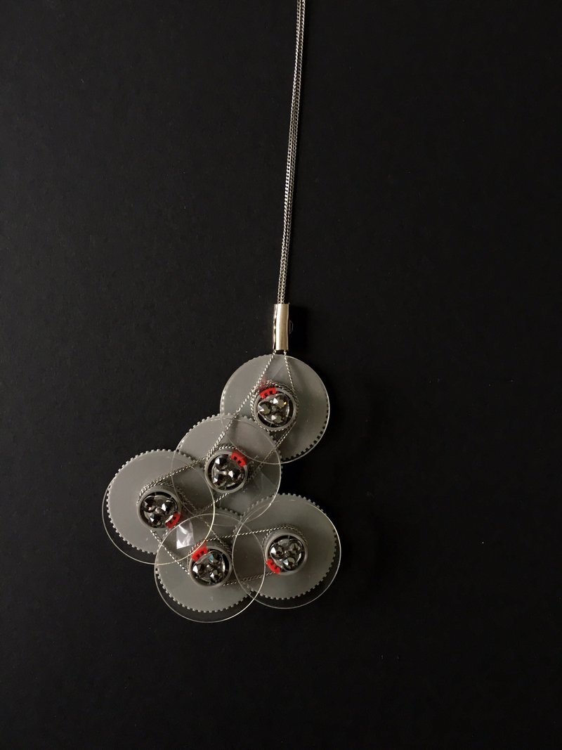 电子垃圾零件 | 齿轮配饰 | 水晶镀银项链 | 录影带零件 | 环保设计 | Swarovski | 简约设计  - 项链 - 压克力 灰色