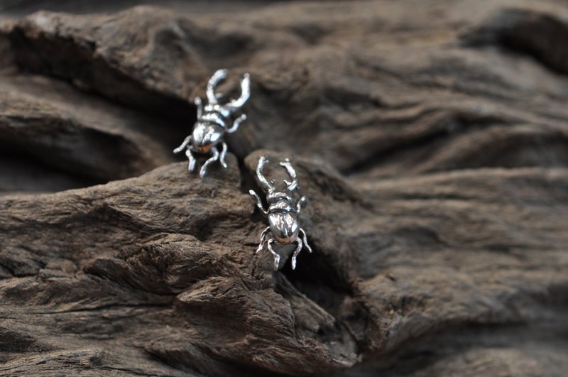 二毛银【昆虫蜜蜂系列─锹形虫-耳针】银 or 染黑 or 古铜 - 耳环/耳夹 - 银 银色