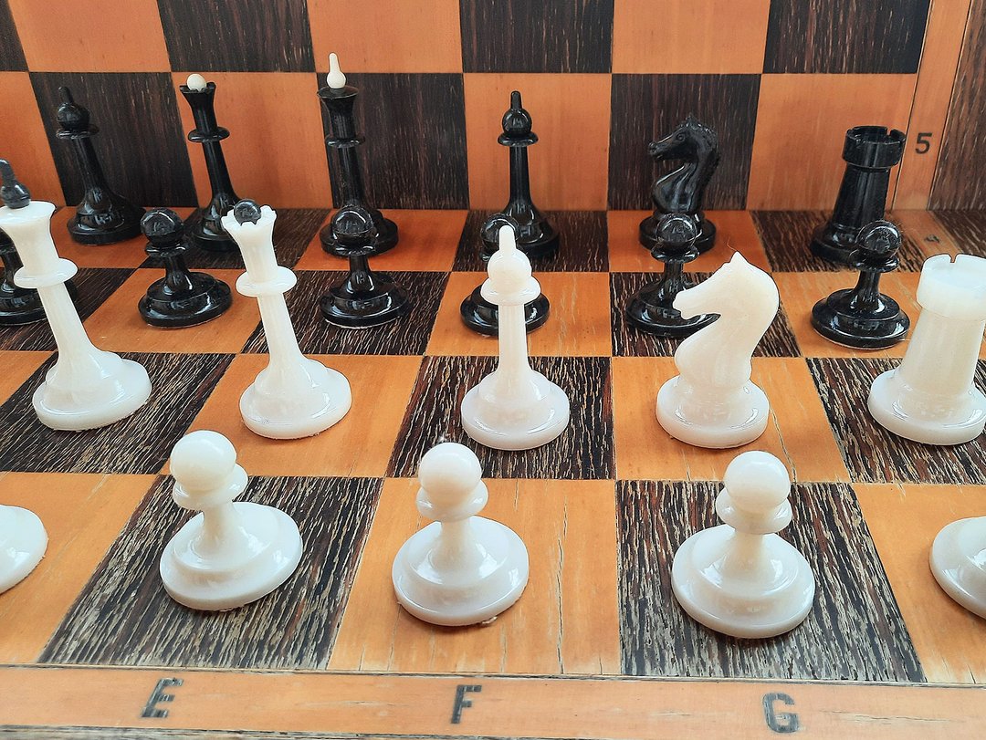 Soviet plastic chess pieces white black - 8.5 cm king Russian chessmen vintage - 桌游/玩具 - 塑料 