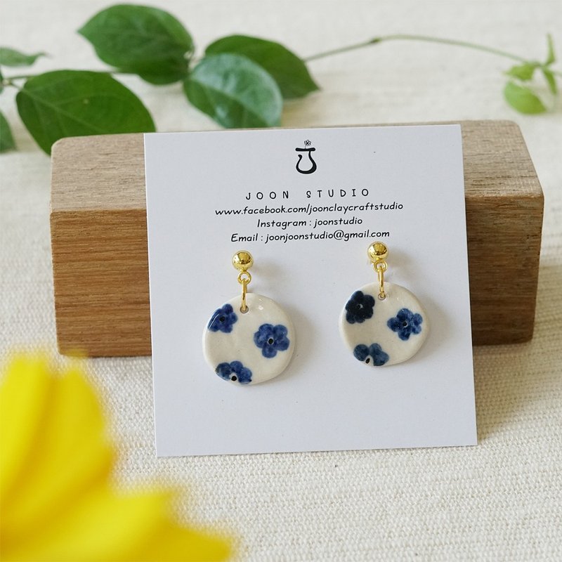 Blue flower gold earrings - 耳环/耳夹 - 陶 蓝色