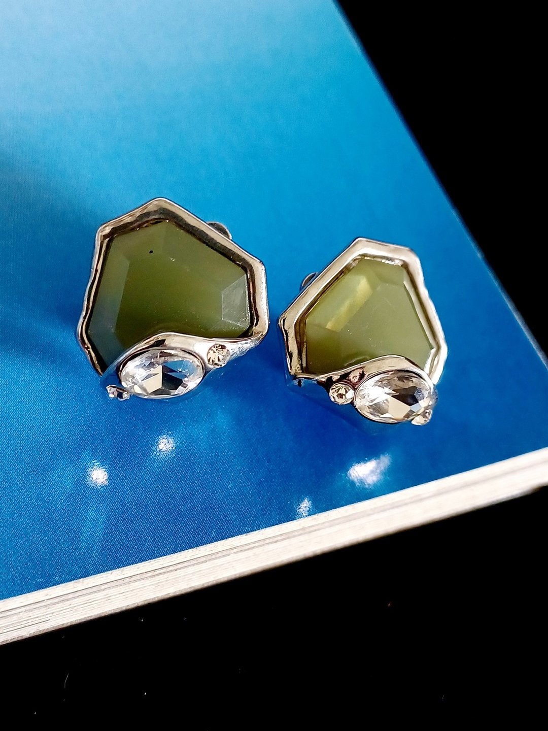 Avintage jewelry  典雅墨绿塑料几何造型 夹式耳环 - 耳环/耳夹 - 其他金属 