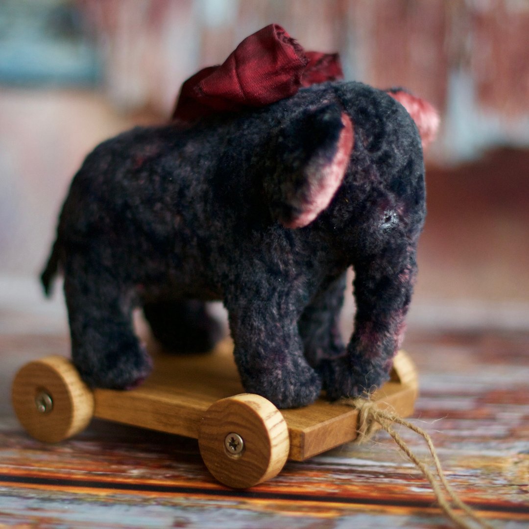 Little Elephant vintage style on a wooden cart! - 玩偶/公仔 - 其他材质 黑色