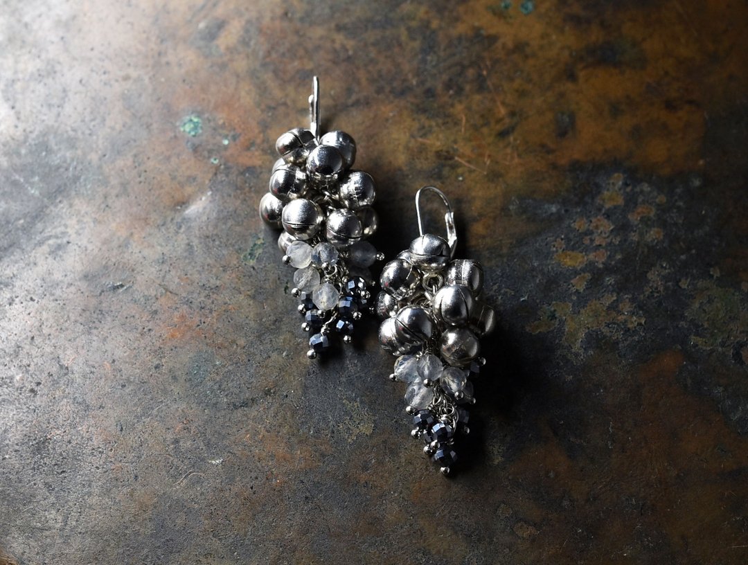 Bunch of fluffy bells, labradorite and terahertz pierced earrings - 耳环/耳夹 - 其他金属 银色