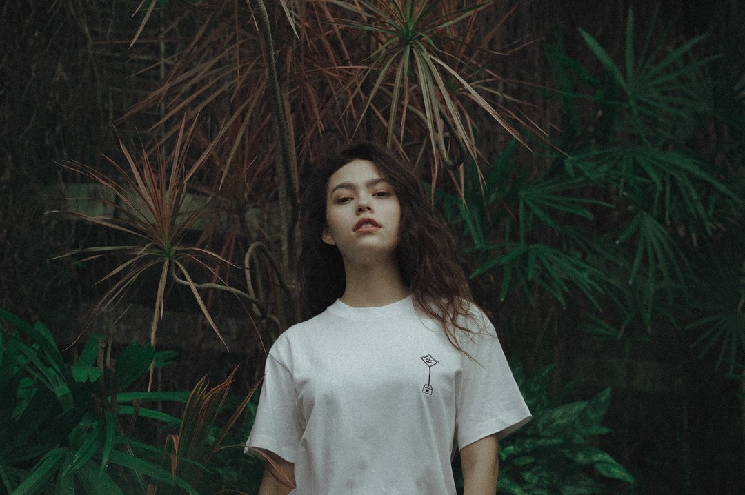 Slow down /  上衣  刺绣 T-SHIRT  (中性版) - 女装 T 恤 - 棉 白色