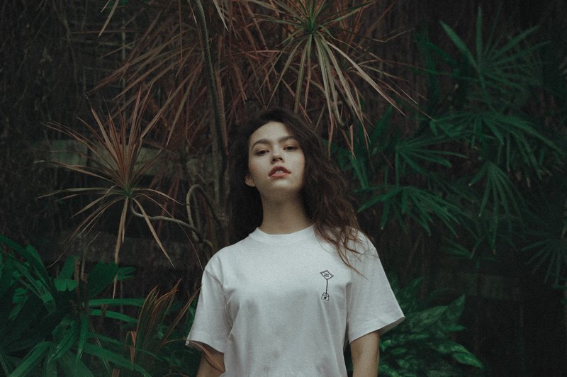 Slow down /  上衣  刺绣 T-SHIRT  (中性版) - 女装 T 恤 - 棉．麻 白色