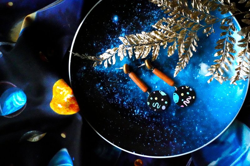 NAZNADesign-低温陶瓷手工耳饰-你的小宇宙系列-大圆款(可改夹) - 耳环/耳夹 - 陶 黑色