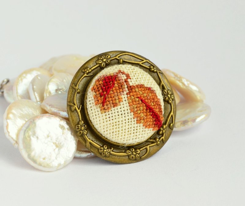 棕叶刺绣胸针十字绣秋季饰品手工制作的礼物送给她 - 胸针 - 绣线 咖啡色