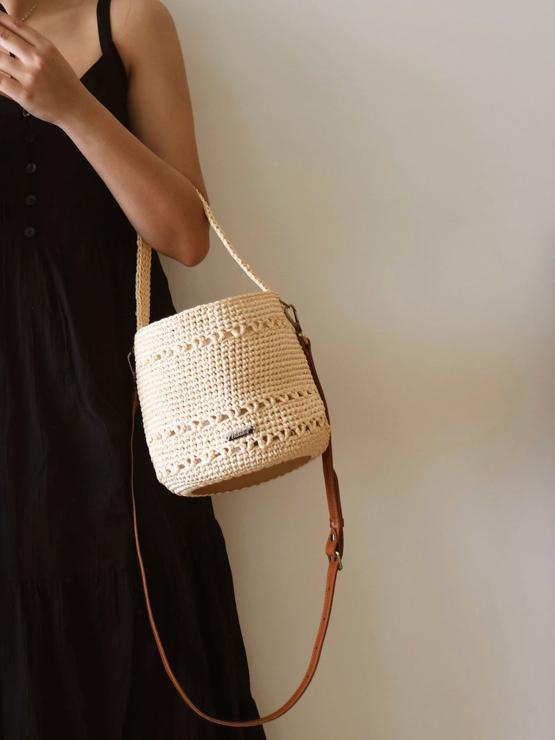 拉菲草微篓空经典两用水桶包-奶油 含内里磁扣 肩背包 斜背包 - 侧背包/斜挎包 - 棉．麻 卡其色