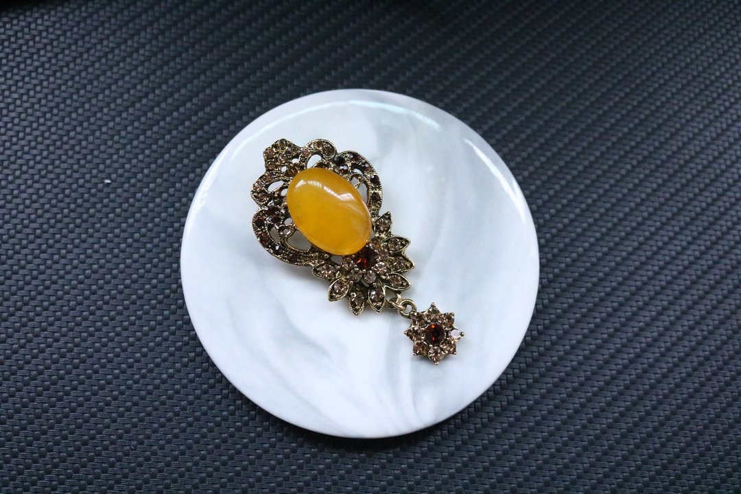冰種黃玉重工藝鑲鑽胸針婚禮禮服胸花 - 胸针 - 玉石 多色