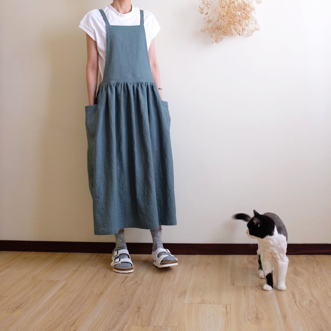 日常手作服 心里住着小女孩  灰薄荷绑带工作围裙  亚麻 - 洋装/连衣裙 - 棉 蓝色