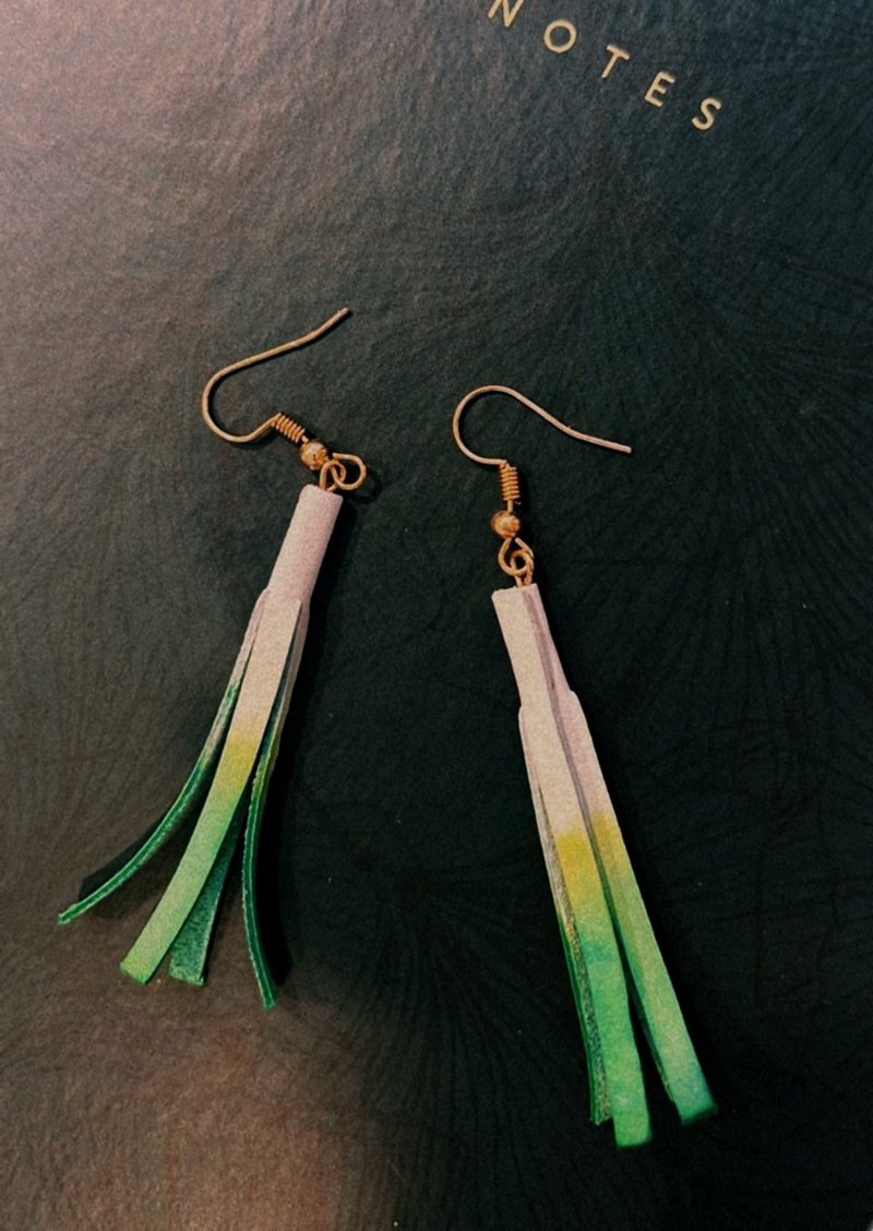 青葱手工真皮小羊皮制作三星葱造型设计感耳环SS23宜兰伴聪明考运 - 耳环/耳夹 - 真皮 绿色