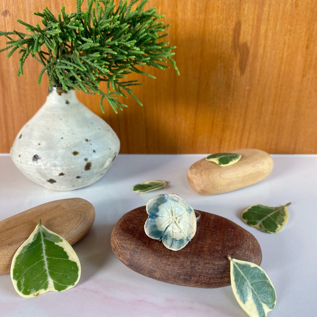 花朵戒指 (款号 01) / ceramic ring / handmade - 戒指 - 陶 白色