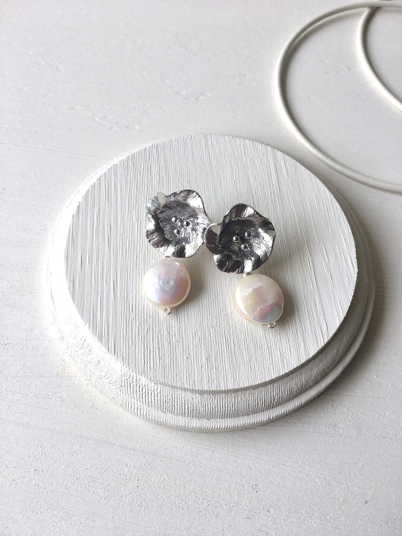 Morning Glory flower and Pearl Stud-earring - 耳环/耳夹 - 半宝石 灰色