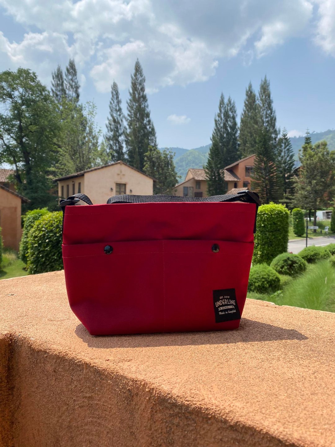 Reform Red Recycled Basic Messenger Bag / Water repellent / Light weight - 侧背包/斜挎包 - 防水材质 红色