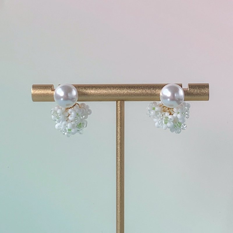单颗珍珠与白花酢浆草花束耳环 (大)【金属配件:金色】 - 耳环/耳夹 - 其他金属 金色