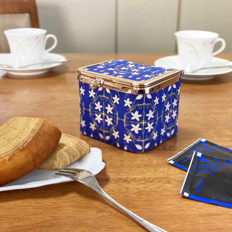 夜樱藤蔓纹路口金收纳盒 - 收纳用品 - 棉．麻 蓝色