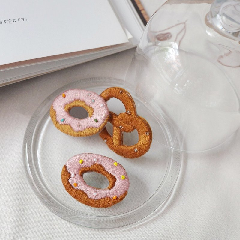 新手ok! 糖霜甜甜圈刺绣别针材料包 donut DIY 刺绣 珠绣 - 编织/刺绣/羊毛毡/裁缝 - 棉．麻 