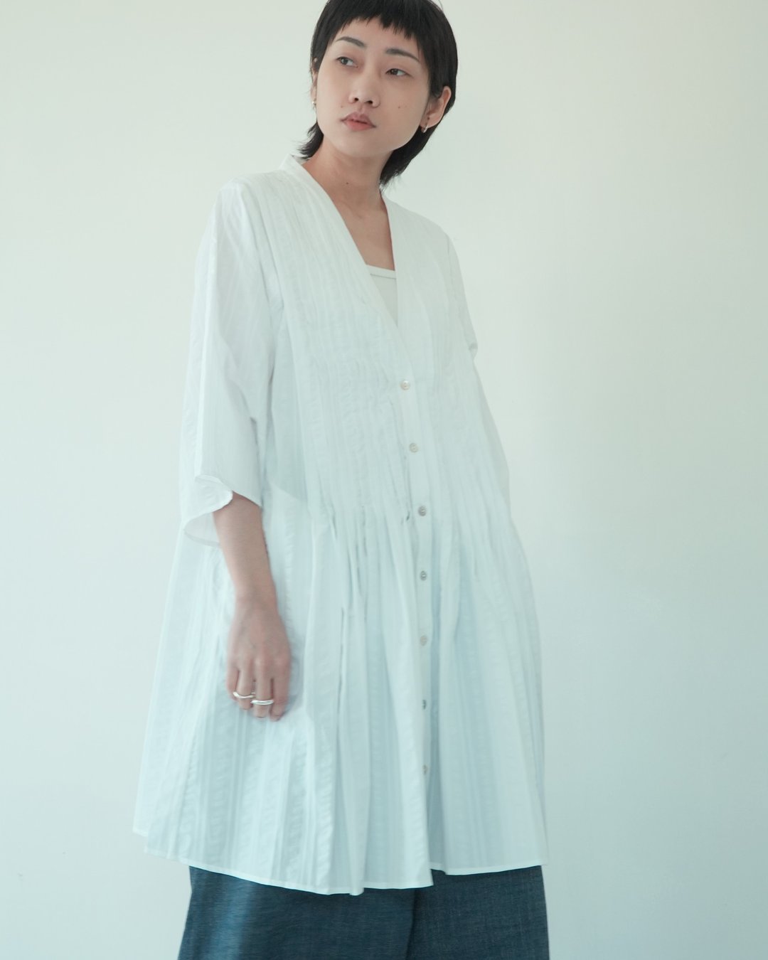 川 衣 WEAR BEING  胸前塔克 V 领七分袖长上衣  白衬衫压纹 - 女装上衣 - 棉 白色
