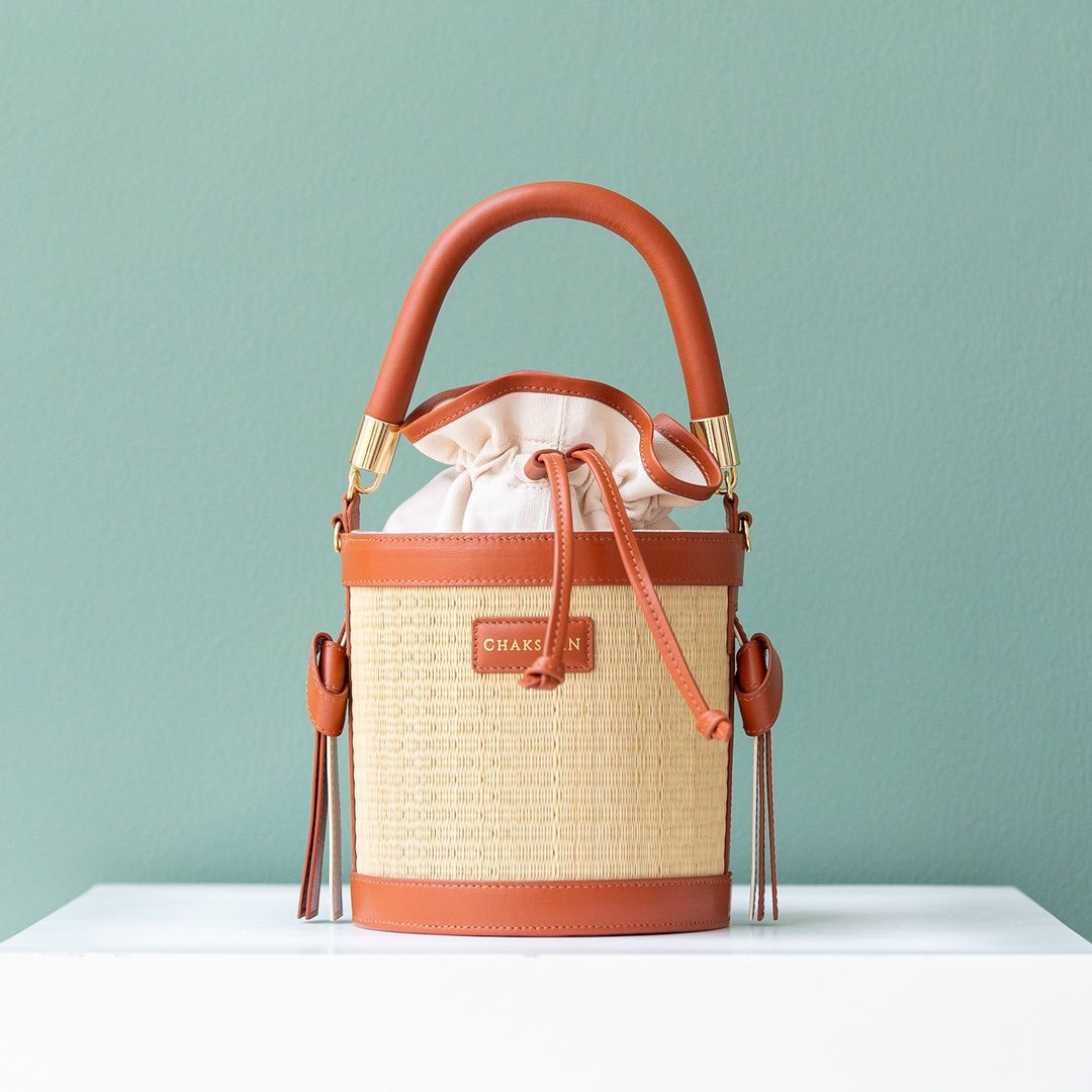Chaksarn Mini Krathip: Woven Naural Straw Bucket Bag / Brown - 手提包/手提袋 - 真皮 咖啡色