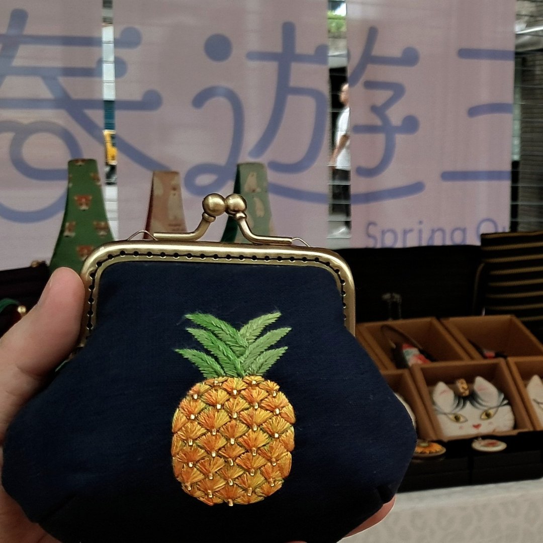 金钻凤梨旺莱口金钱包 (纯手工刺绣) - 零钱包 - 棉．麻 多色