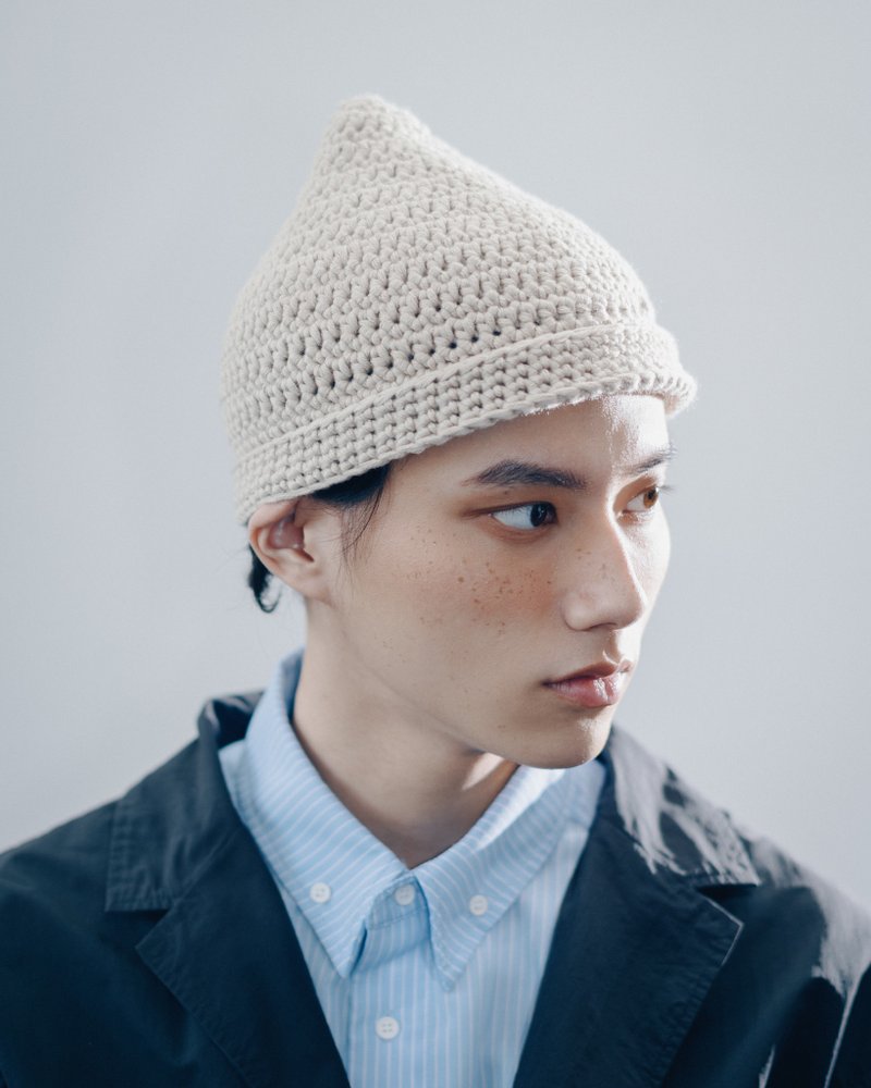 K046 手工编织栗体尖顶毛帽 - 浅卡 - 帽子 - 棉．麻 白色