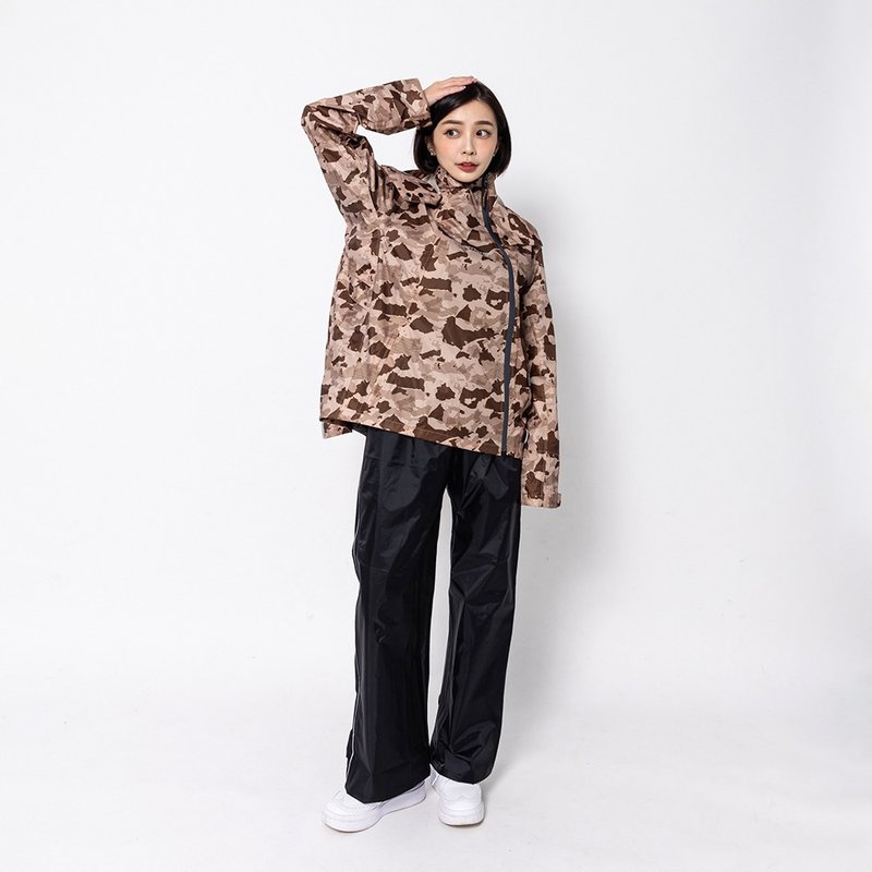 【背包款】去去雨水走斜开双拉链两件式风雨衣-卡其迷彩 - 雨伞/雨衣 - 塑料 卡其色