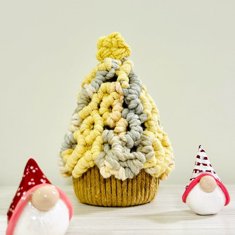 【手工制作】钩针圣诞树 耳环陈列 圣诞摆设 附圣诞灯串１条 - 摆饰 - 棉．麻 多色