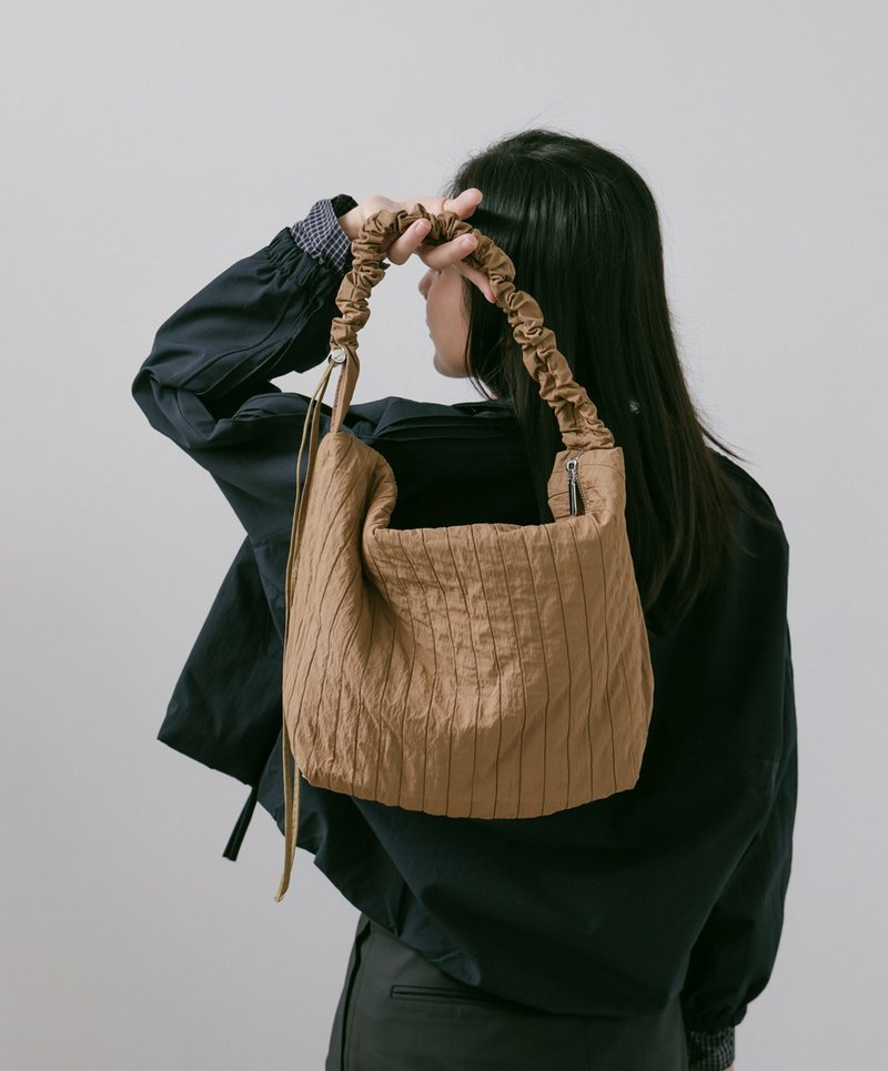 supportingrole 轻盈柔和抽绳元素多用手提斜肩背包 咖啡棕 - 侧背包/斜挎包 - 其他人造纤维 咖啡色