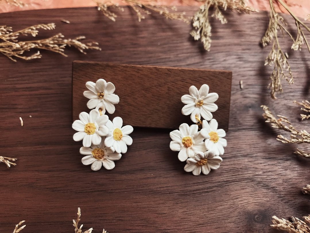 姿婷 手作 雏菊 白色 经典 四朵 设计款 饰品 耳环 不锈钢钉 - 耳环/耳夹 - 陶 白色