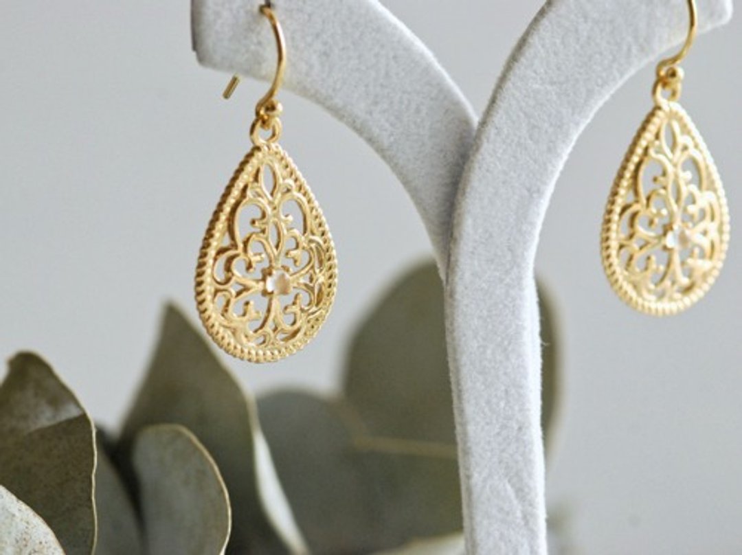 Lace pattern earrings / Moonstone - 耳环/耳夹 - 纯银 金色