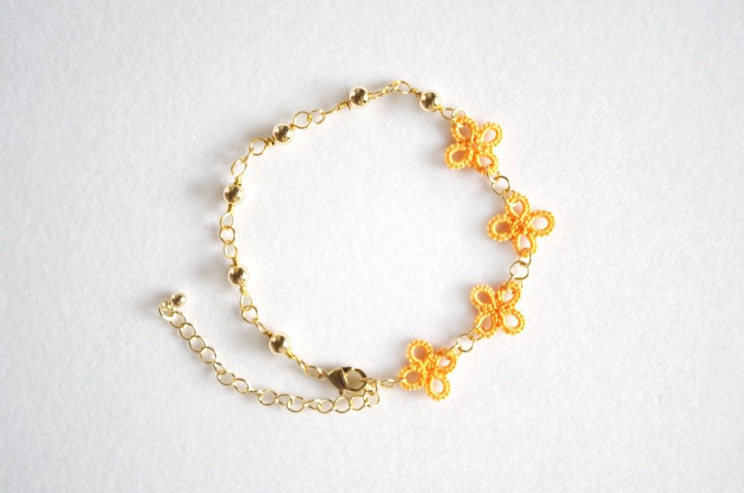Tatting lace floret and gold bead bracelet - 手链/手环 - 棉 橘色