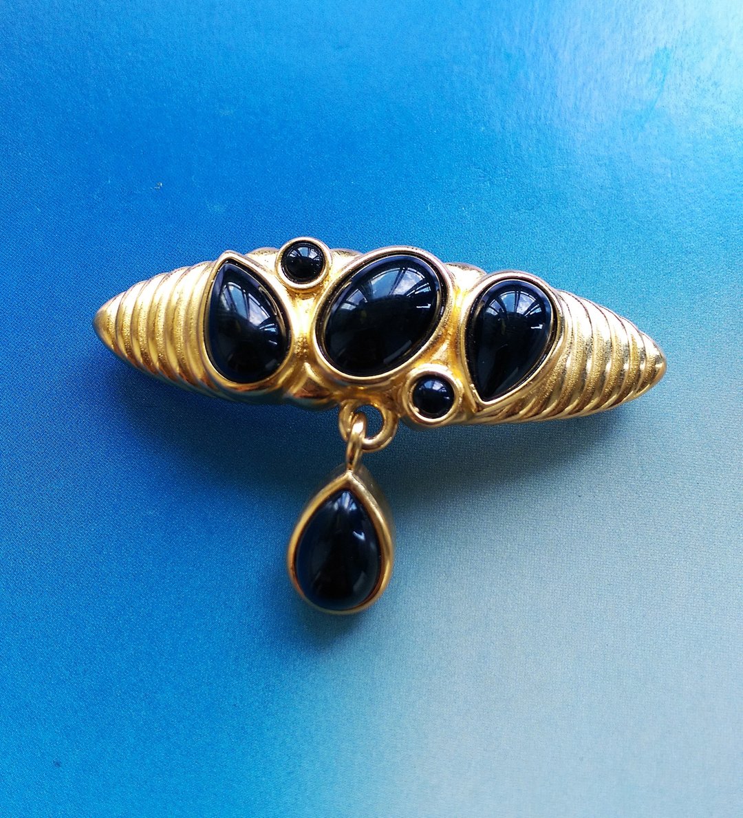Vintage Jewelry 西洋古董饰品 黑金色调 一字垂坠 别针 - 徽章/别针 - 其他金属 金色
