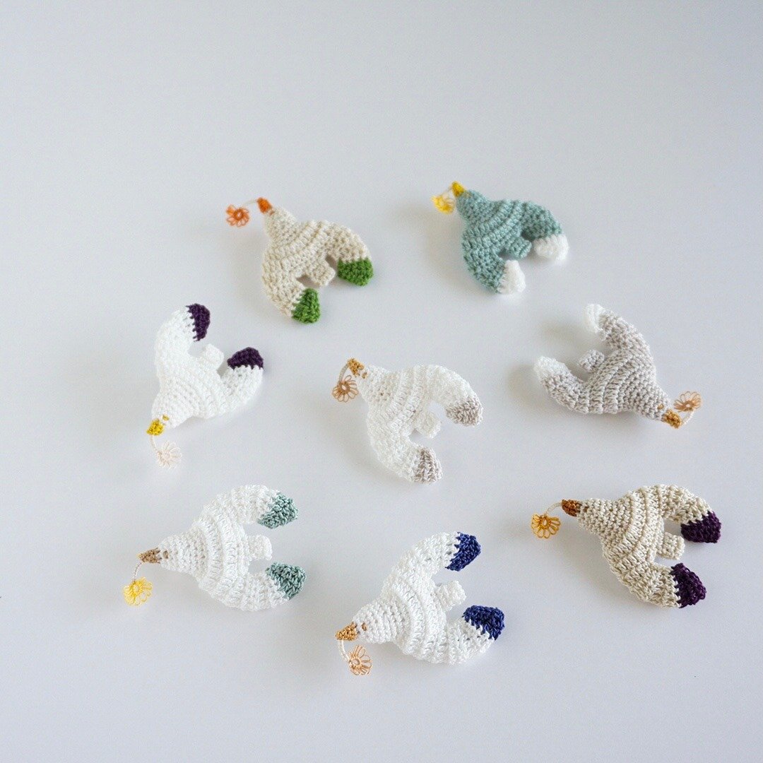 Seagull brooch carrying flower lover White x Gray - 胸针 - 棉 白色