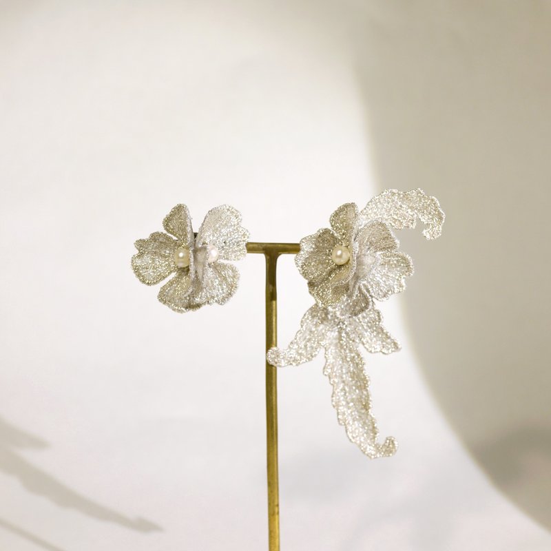 Arabesque embroidered earrings Silver - 耳环/耳夹 - 绣线 银色