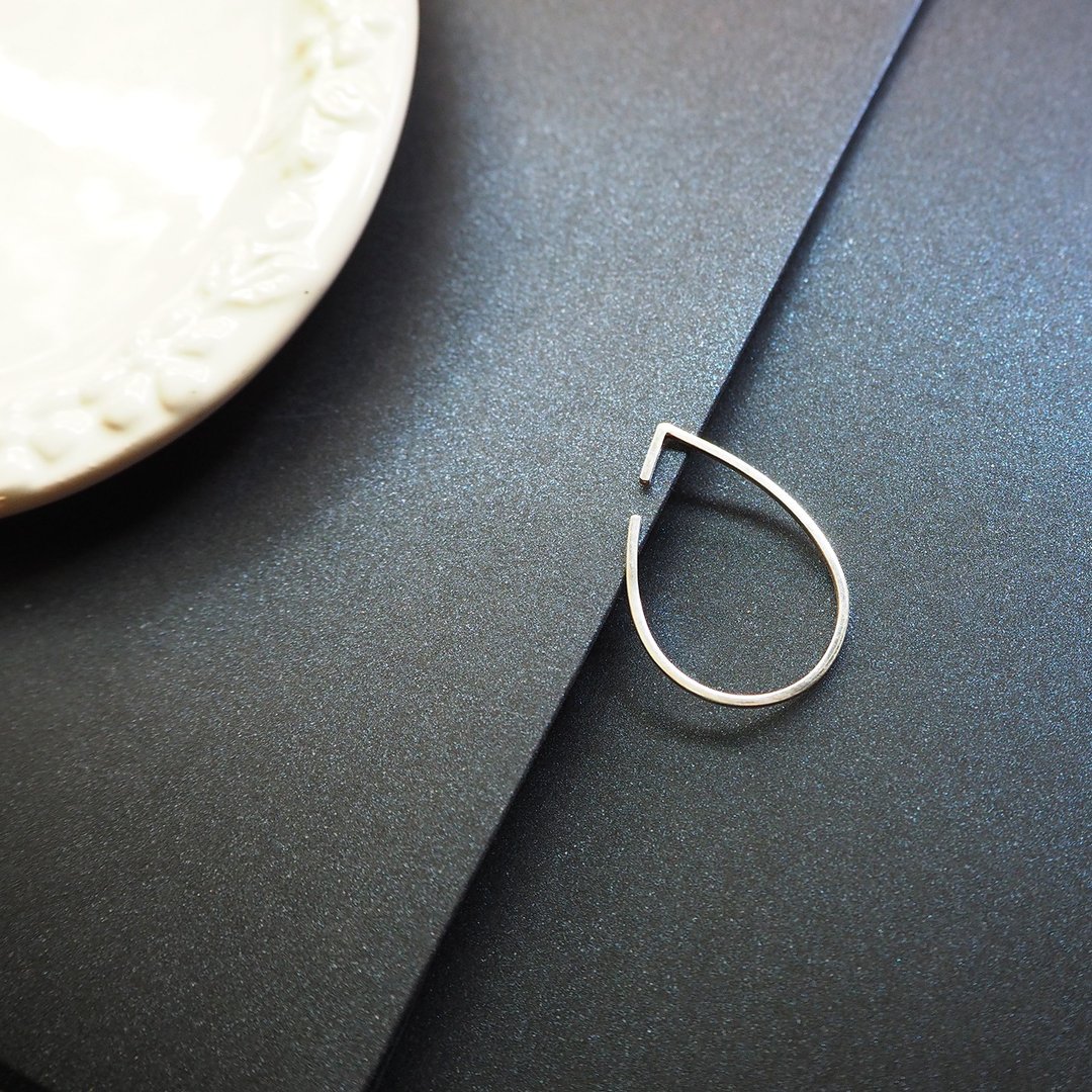 drop a earring_水滴形a耳骨环 925银 设计师 没耳洞 耳环 耳夹 - 耳环/耳夹 - 银 银色
