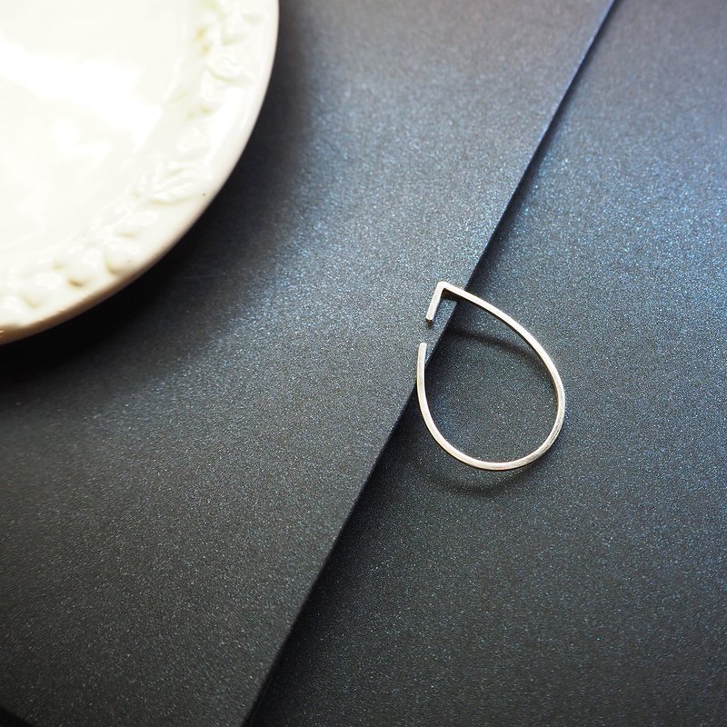 drop a earring_水滴形a耳骨环 925银 设计师 没耳洞 耳环 耳夹 - 耳环/耳夹 - 银 银色