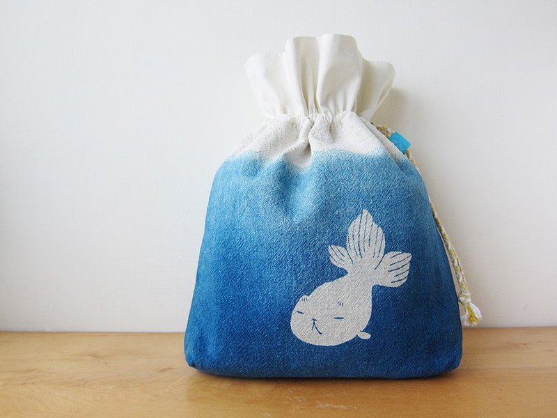 金鱼喵-蓝染侧背束口袋 - 侧背包/斜挎包 - 纸 蓝色