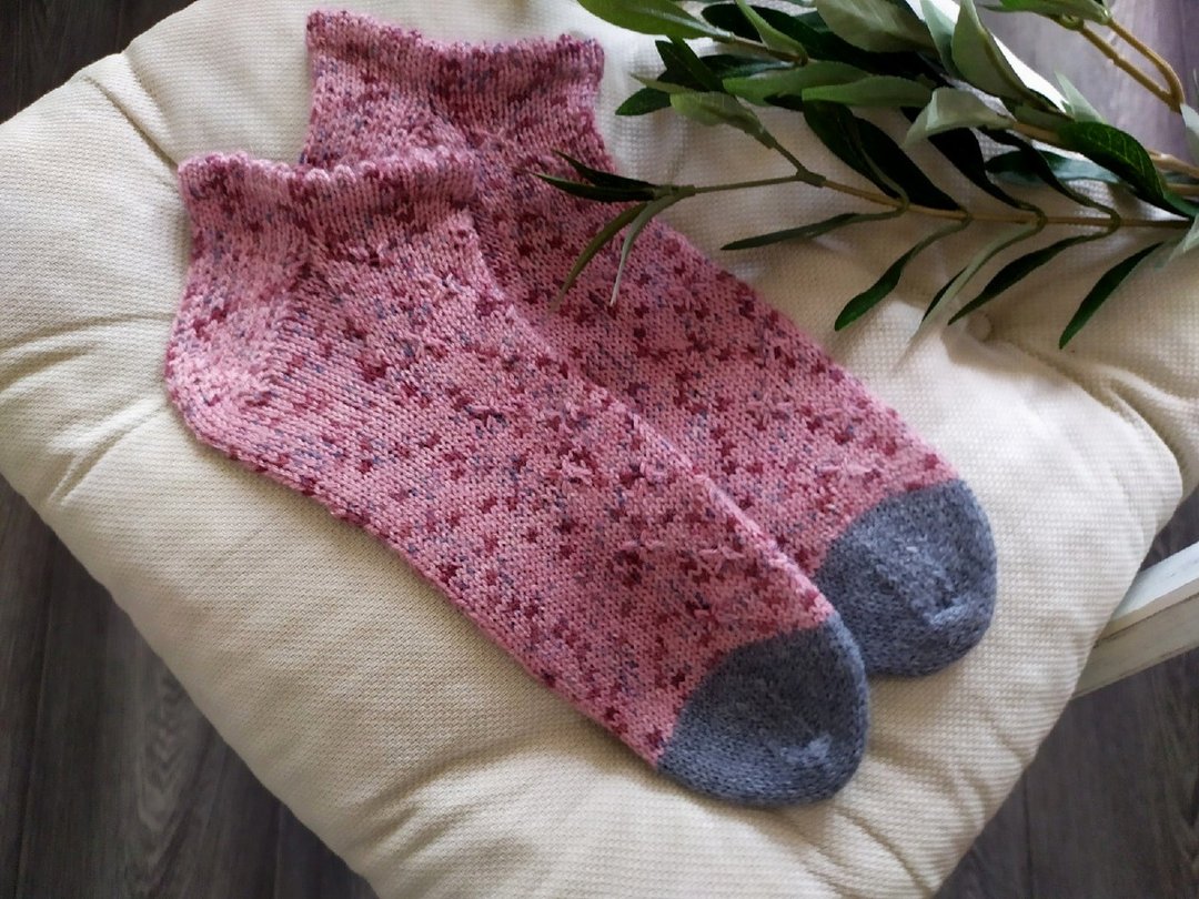 Handmade knitted womens socks/ Warm knitted accessory - 袜子 - 羊毛 粉红色