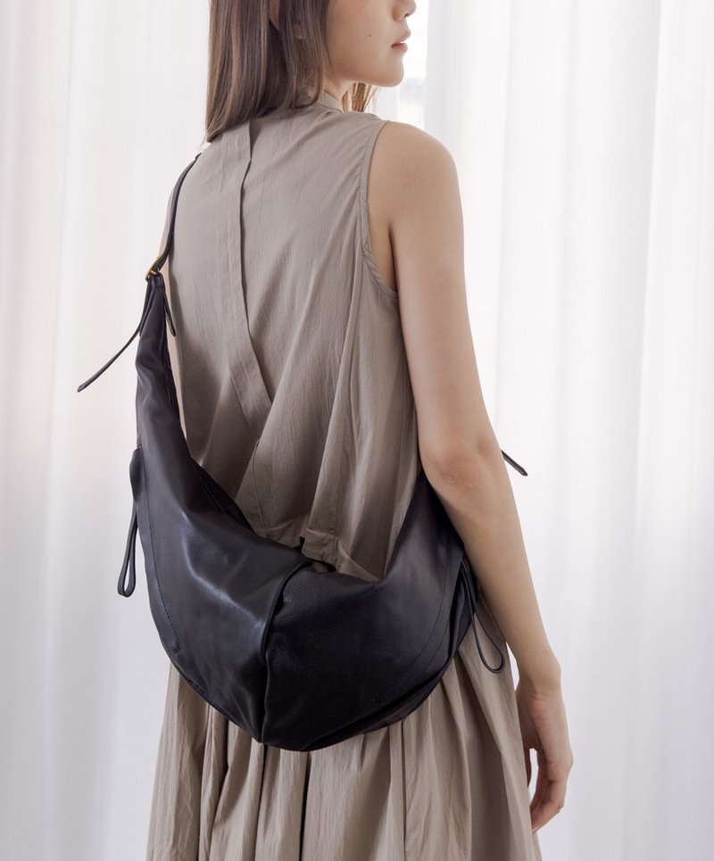 柔软真皮金属扣环大斜背腰包 - 侧背包/斜挎包 - 真皮 黑色