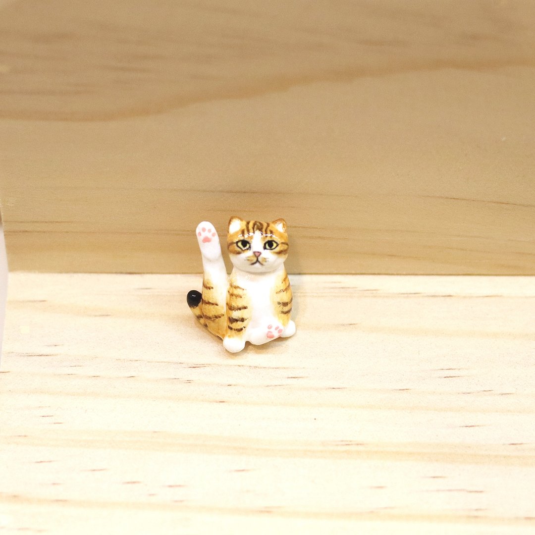 Brown cat sitting with leg up brooch, Brown cat brooch, Brown cat pin - 胸针 - 粘土 咖啡色