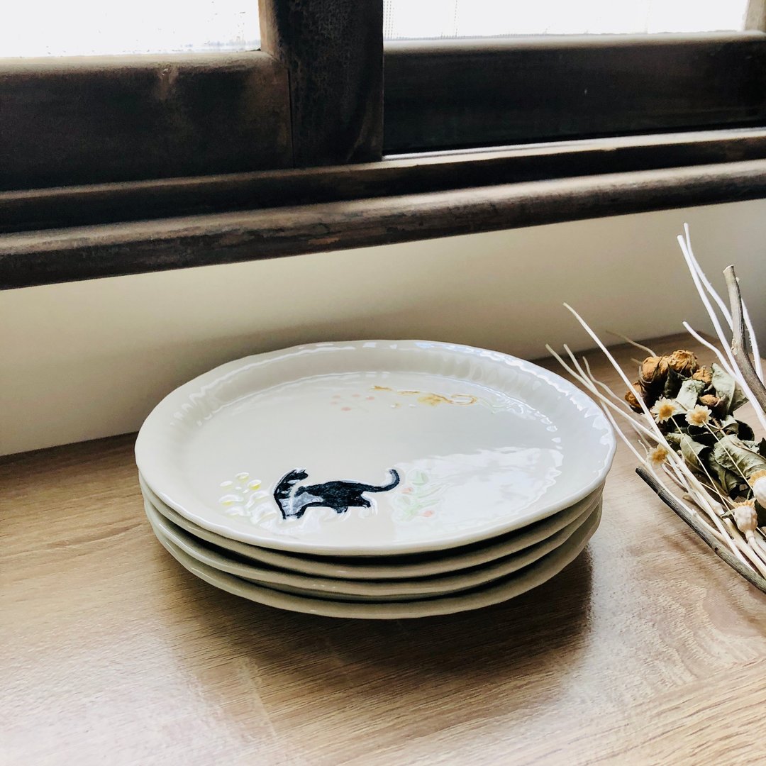 花草与猫 / 手作陶瓷点心盘17.5厘米 (奔驰猫+黄白猫) - 盘子/餐盘/盘架 - 瓷 多色